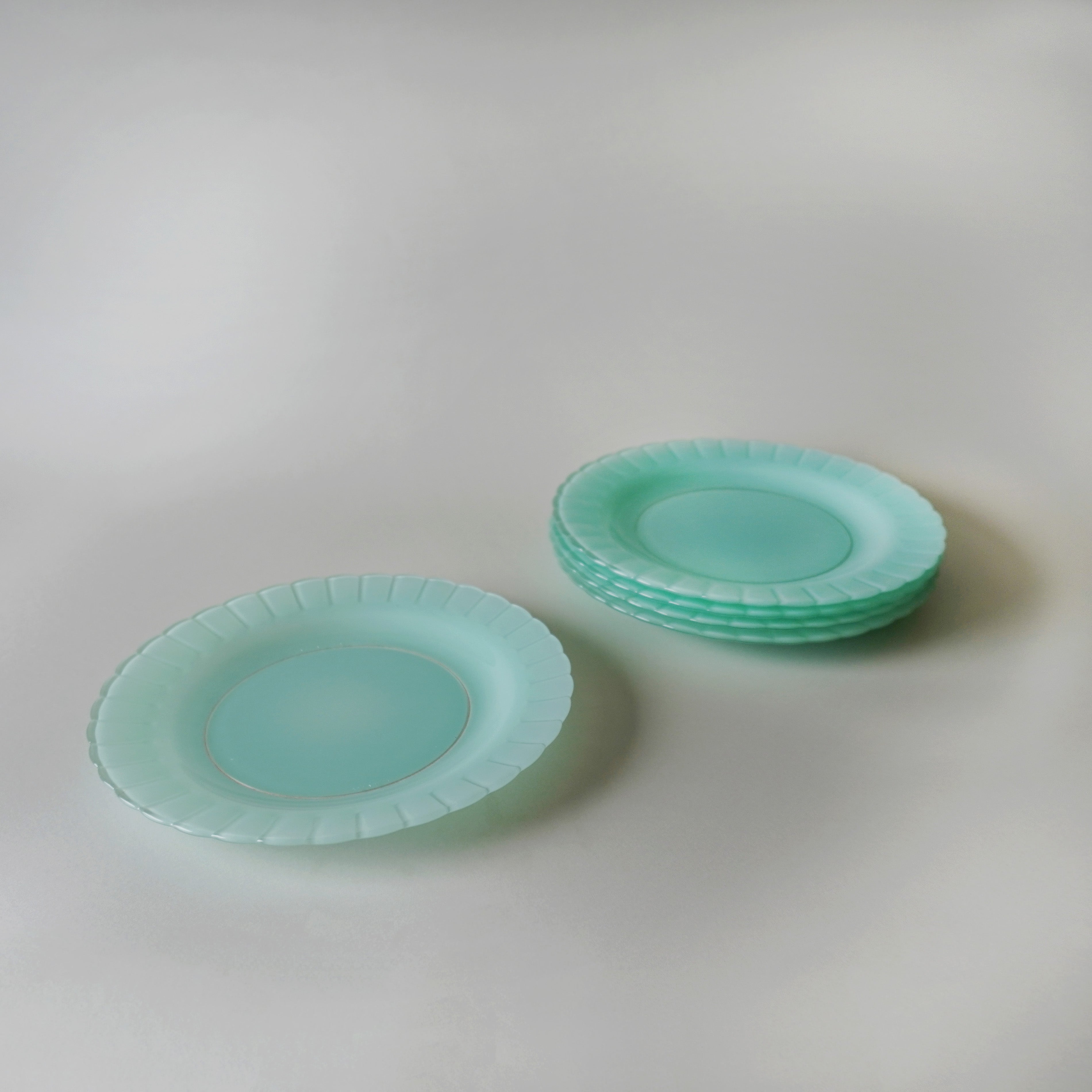 PLATE - GLASS PLATE / MILK GREEN