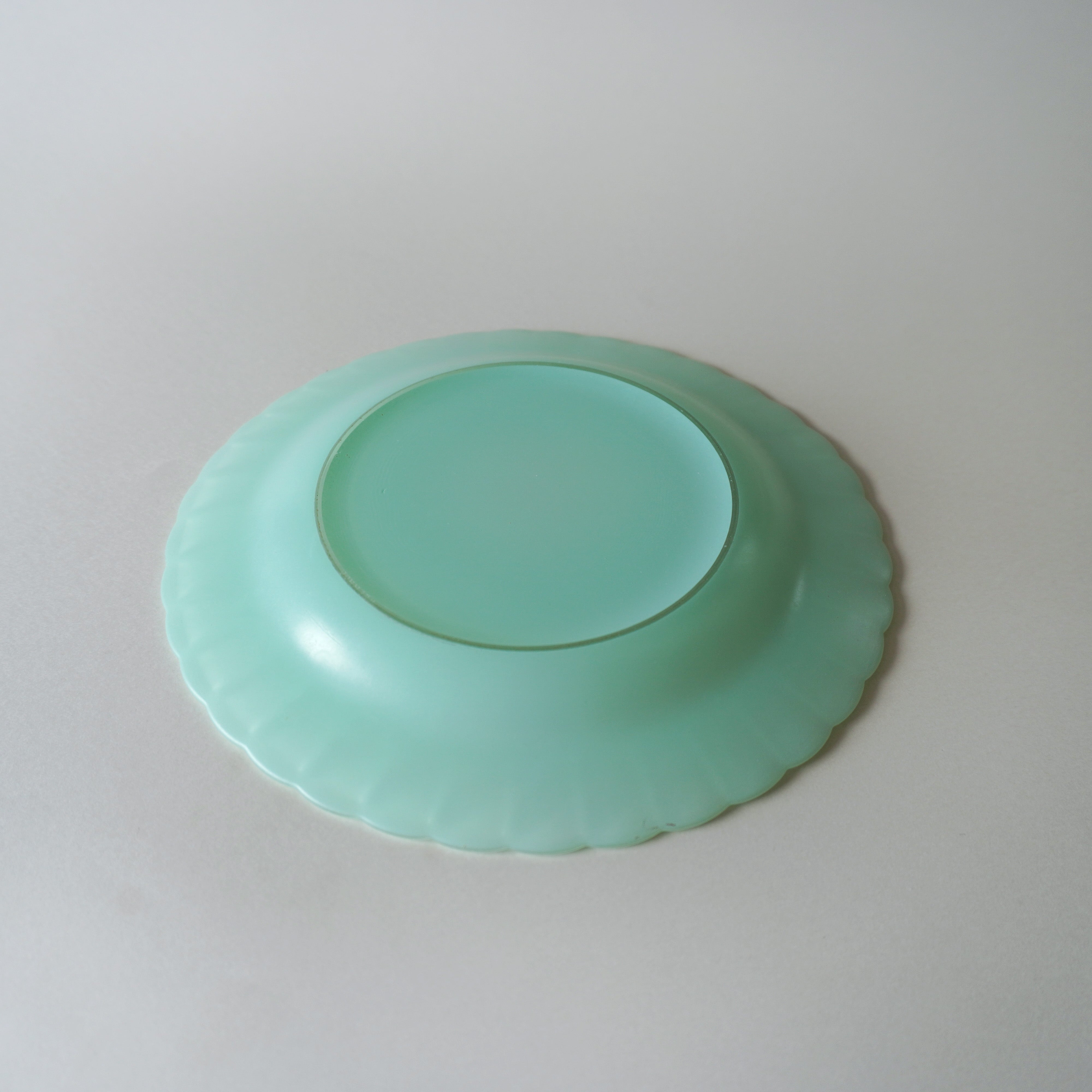PLATE - GLASS PLATE / MILK GREEN