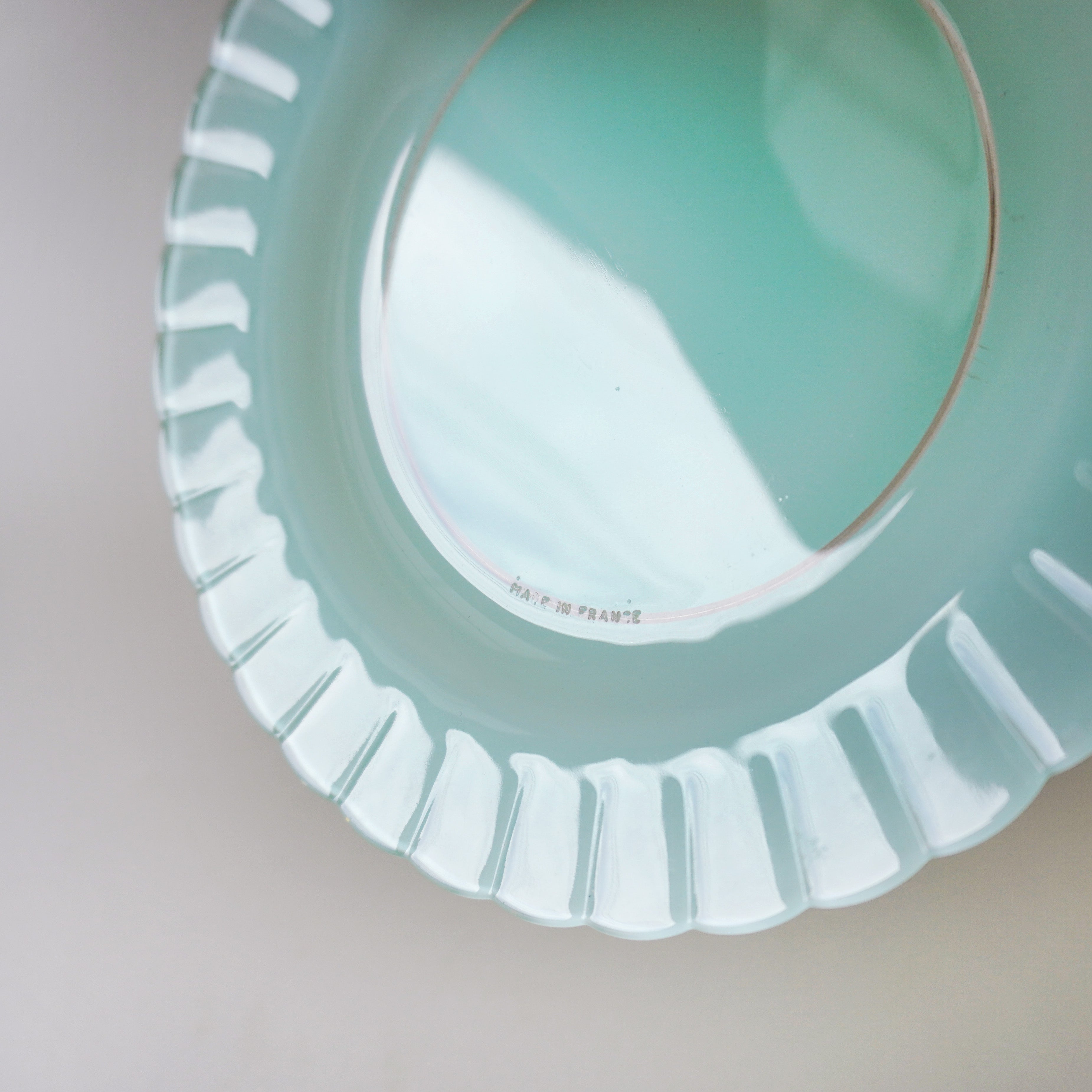 PLATE - GLASS PLATE / MILK GREEN