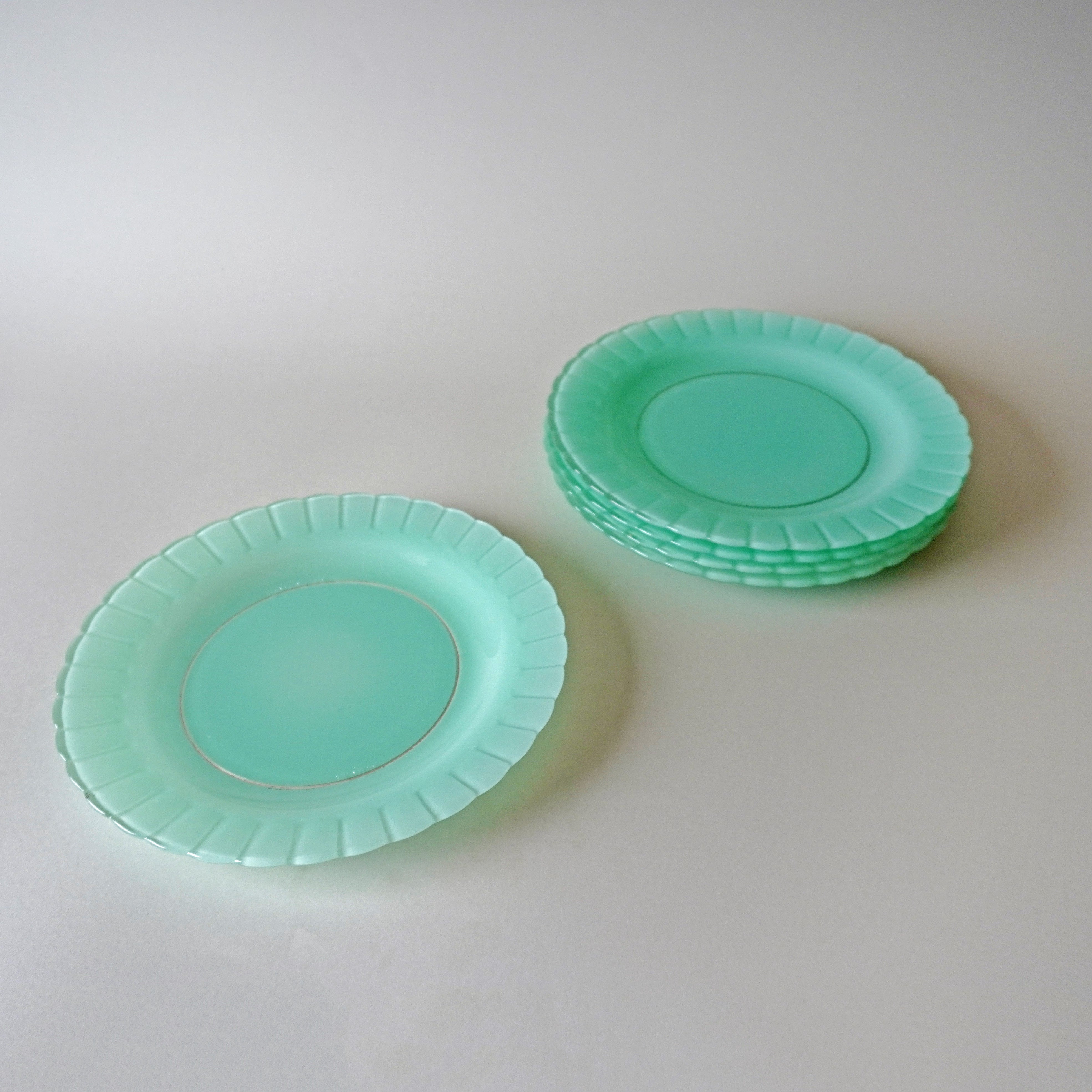 PLATE - GLASS PLATE / MILK GREEN