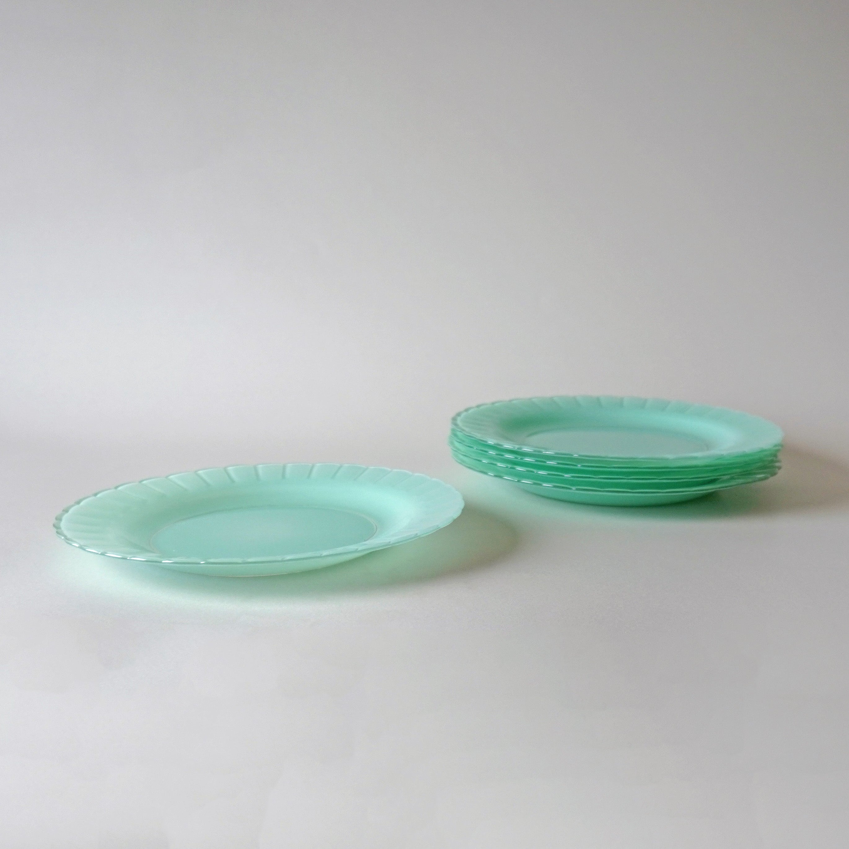 PLATE - GLASS PLATE / MILK GREEN