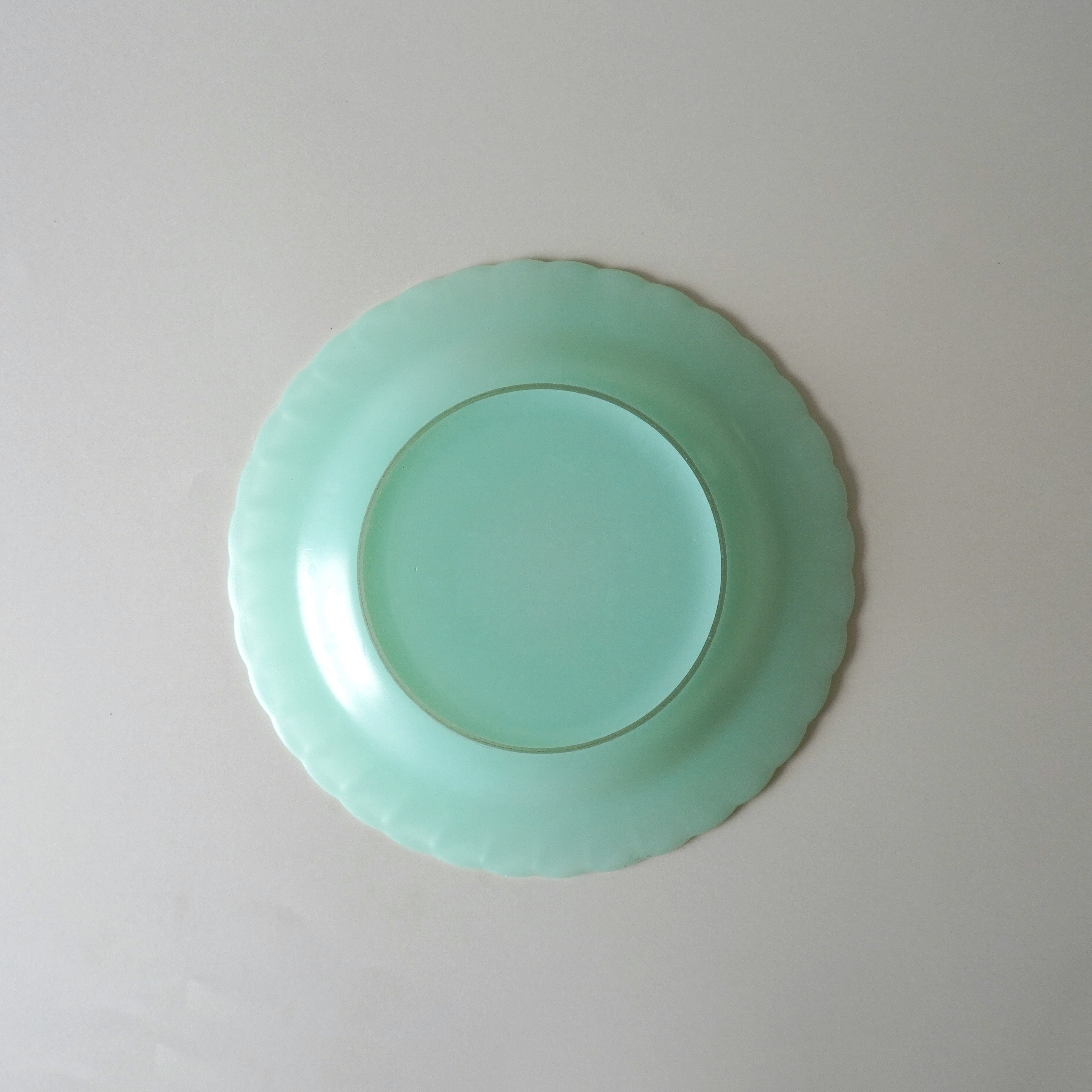 PLATE - GLASS PLATE / MILK GREEN