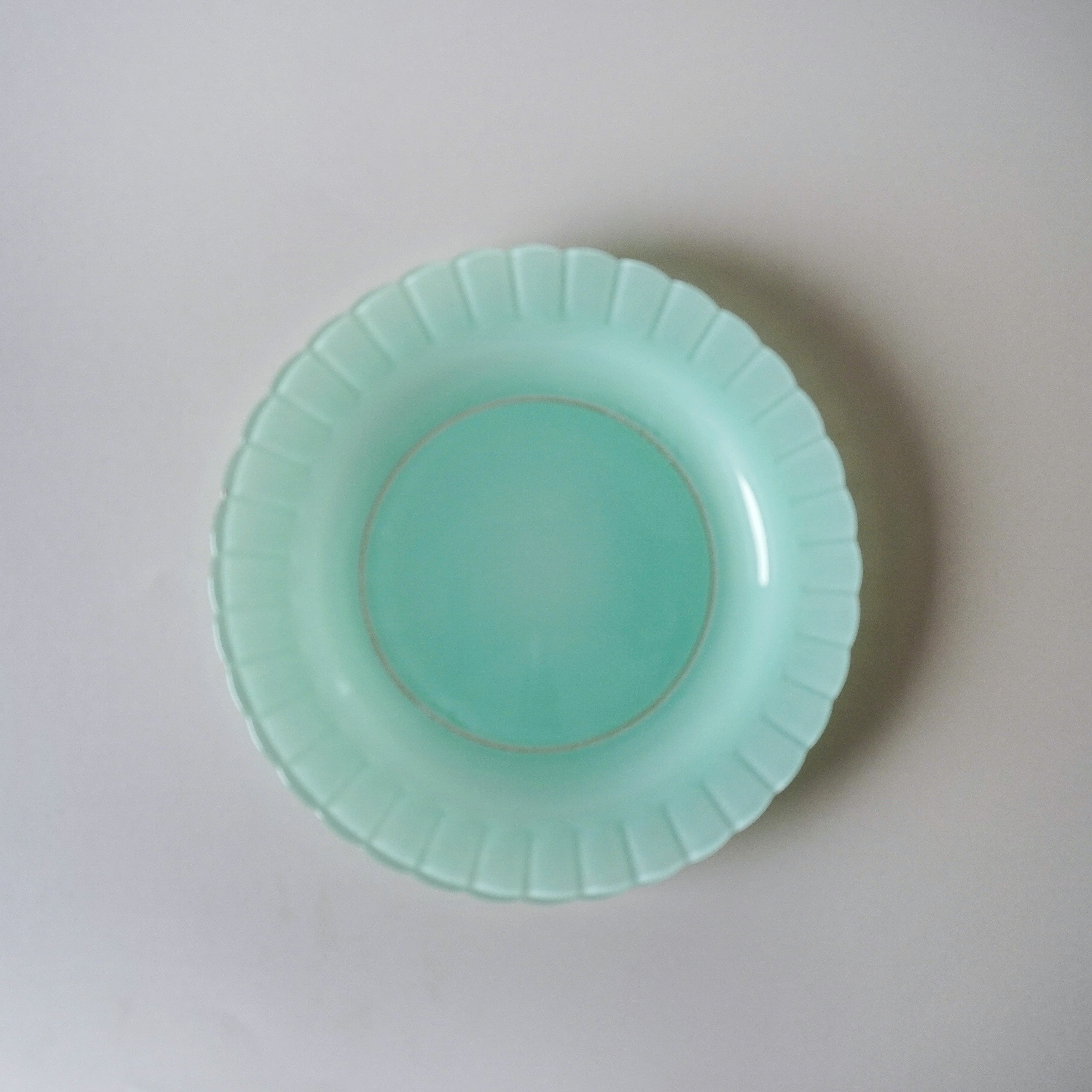 PLATE - GLASS PLATE / MILK GREEN