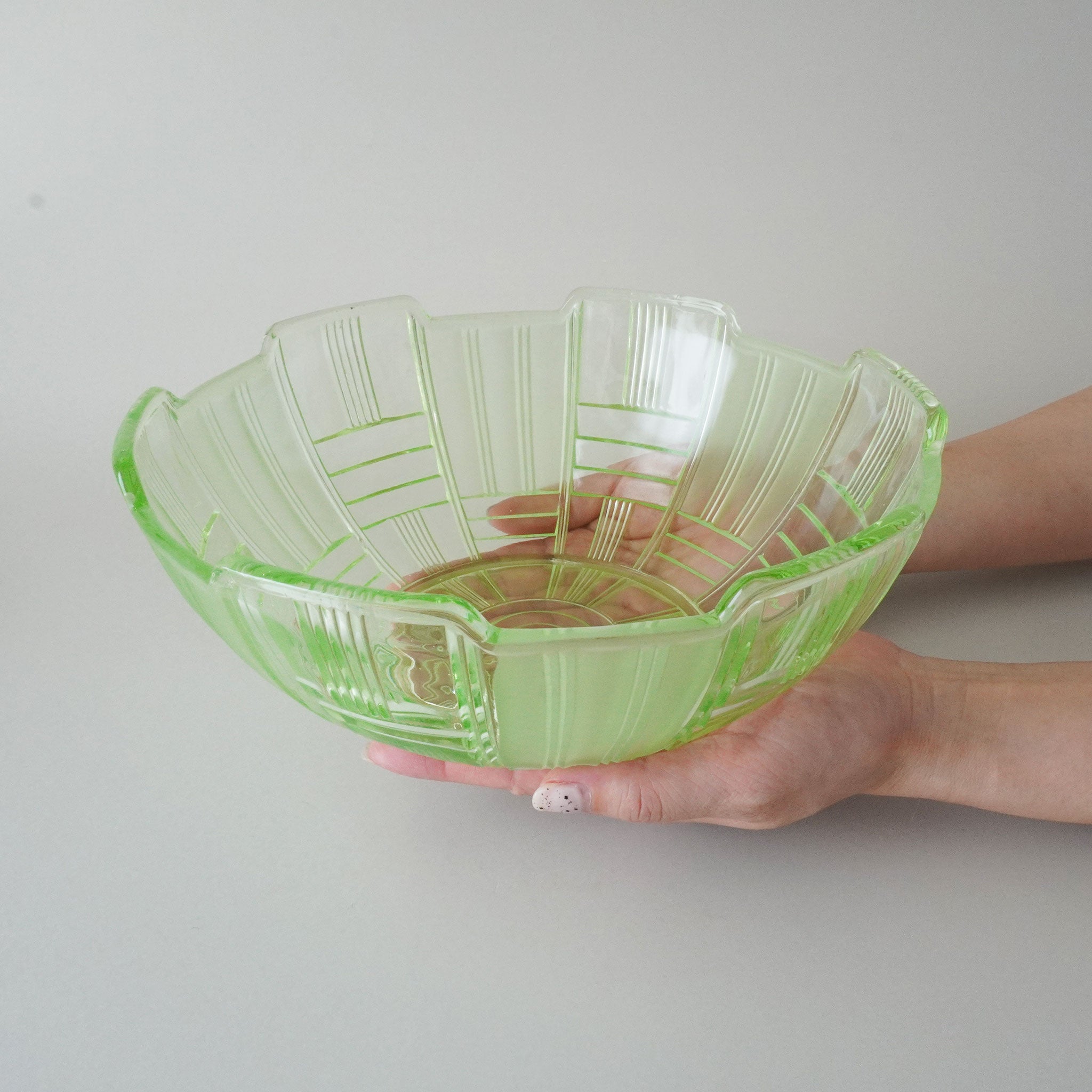 BOWL - URANIUM GLASS / BASKET